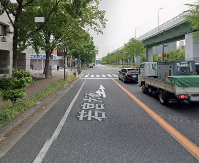 交差点を渡る写真